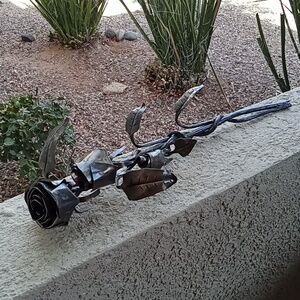 3 beautiful metal long stem roses 🌹🌹🌹